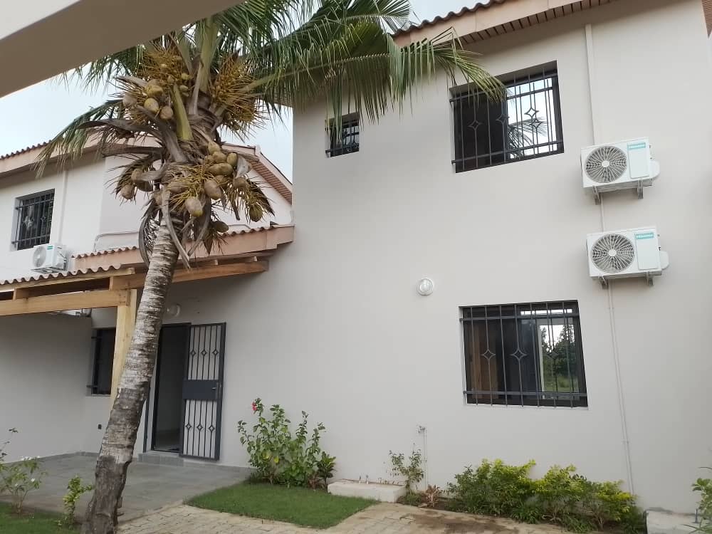 VILLA DUPLEX DE 4 PIECES SITUES DERRIERE NSA HOTEL